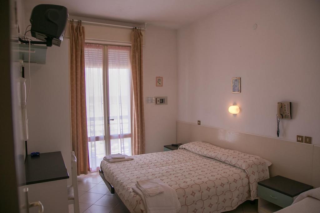 Hotel Heaven Rimini Oda fotoğraf